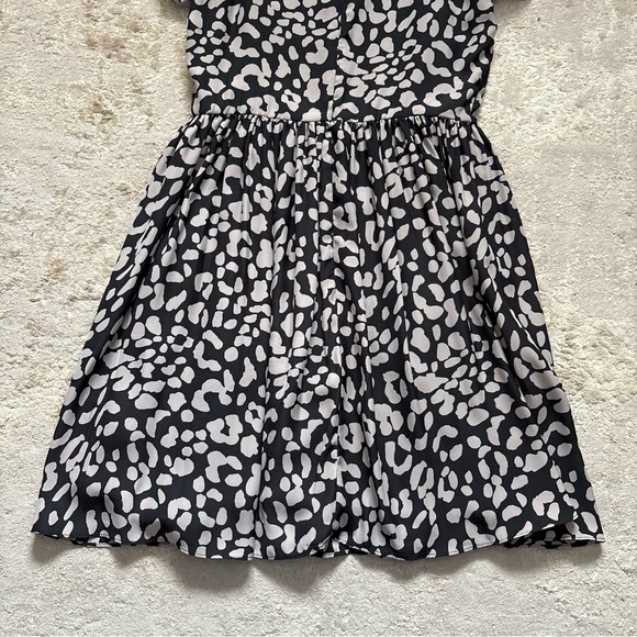 Talula Aritzia Grey & Black Animal Print Flutter Sleeve Dress Size 4 - Picture 12 of 15